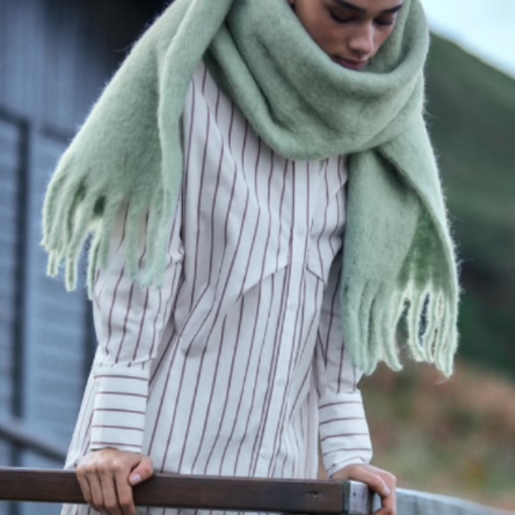 Zara FRINGED WOOL AND ALPACA BLEND SCARF - Picture 4 of 6